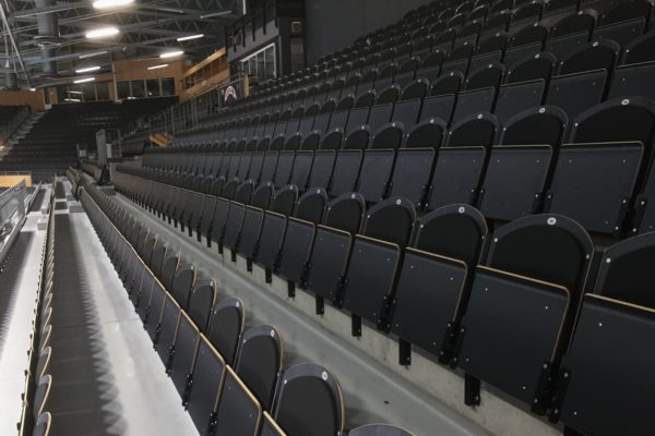 Läktarstolen Stadion Comfort i en idrottsarena